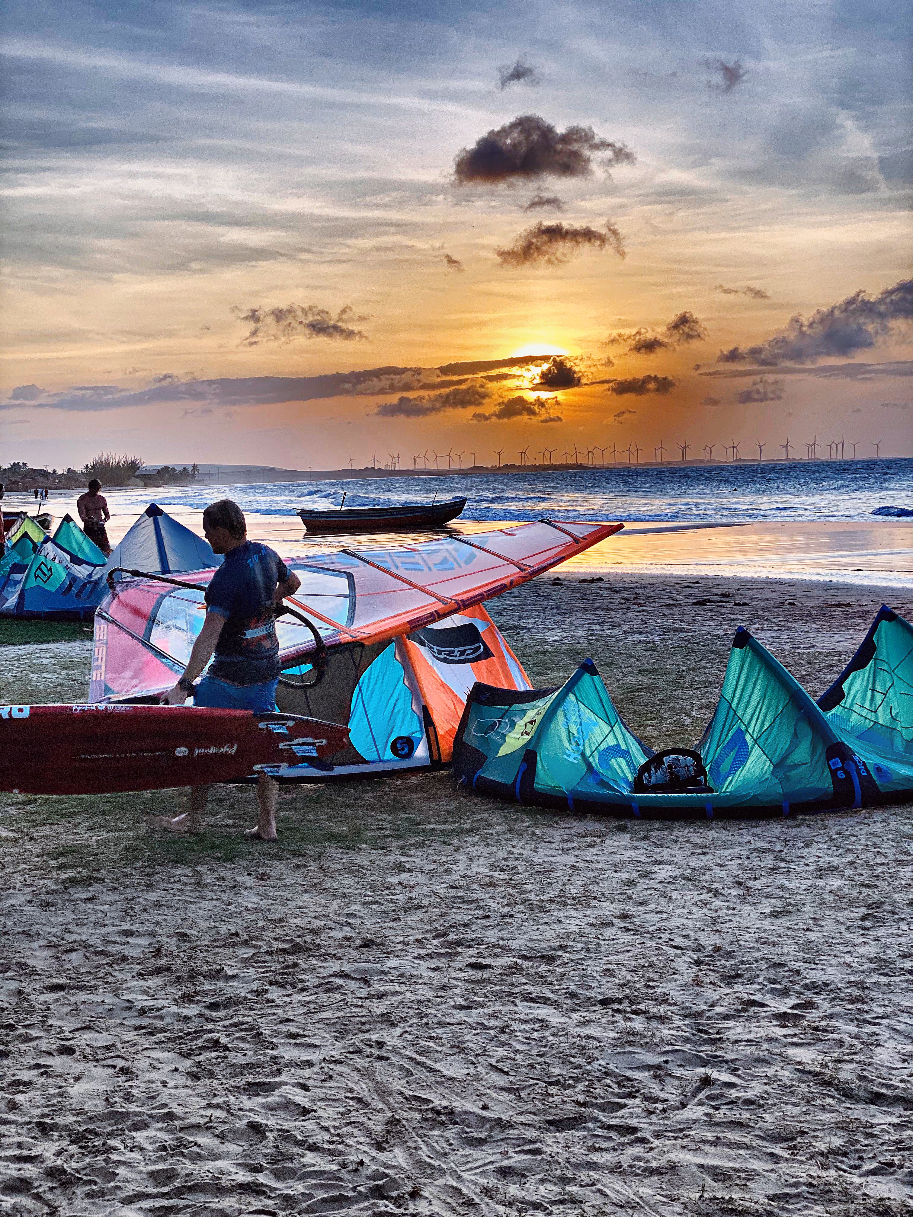 Praia do Maceió é um cenário perfeito para quem quer velejar no Ceará