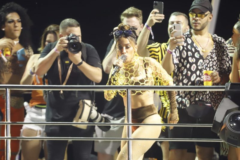 Barra-Ondina - Vestida de Madonna, Cláudia Leitte chega causando na segunda noite do Carnaval de Salvador 2020