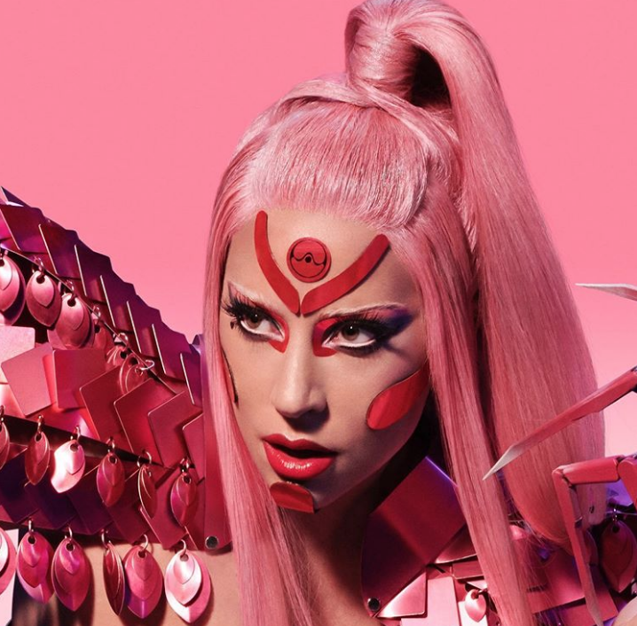 Lady Gaga vira heroina alienígena em novo clipe. Ouça agora “Stupid Love”