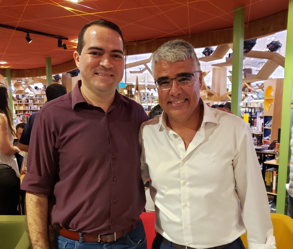 Eduardo Girão marca presença no lançamento do livro Clássico-Rei Centenário Eduardo Girão marca presença no lançamento do livro Clássico-Rei Centenário