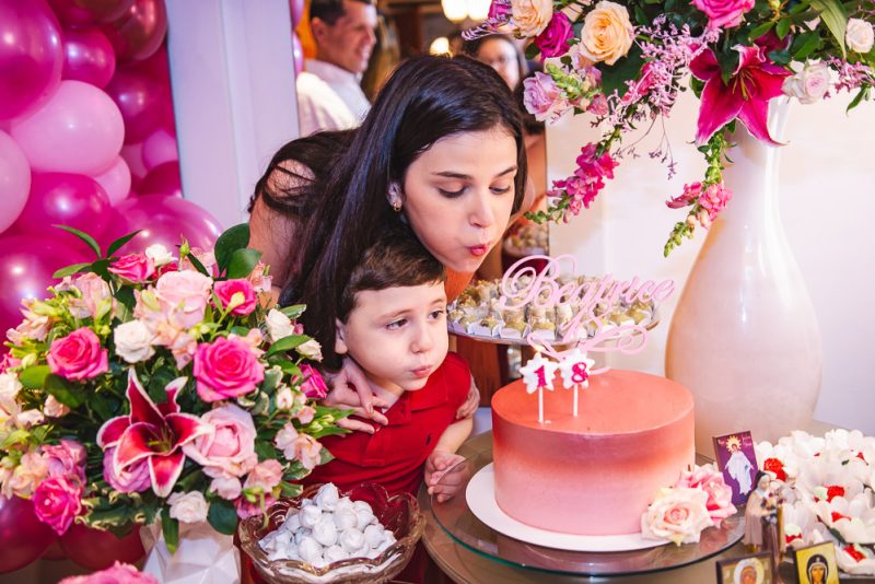 Surprise party - Beatrice Vasconcelos celebra seus 18 anos com festa surpresa articulada por seus pais