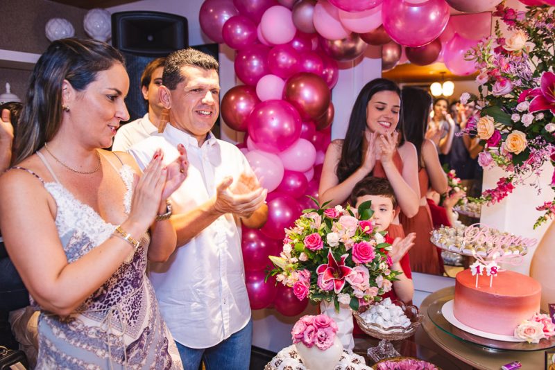 Surprise party - Beatrice Vasconcelos celebra seus 18 anos com festa surpresa articulada por seus pais