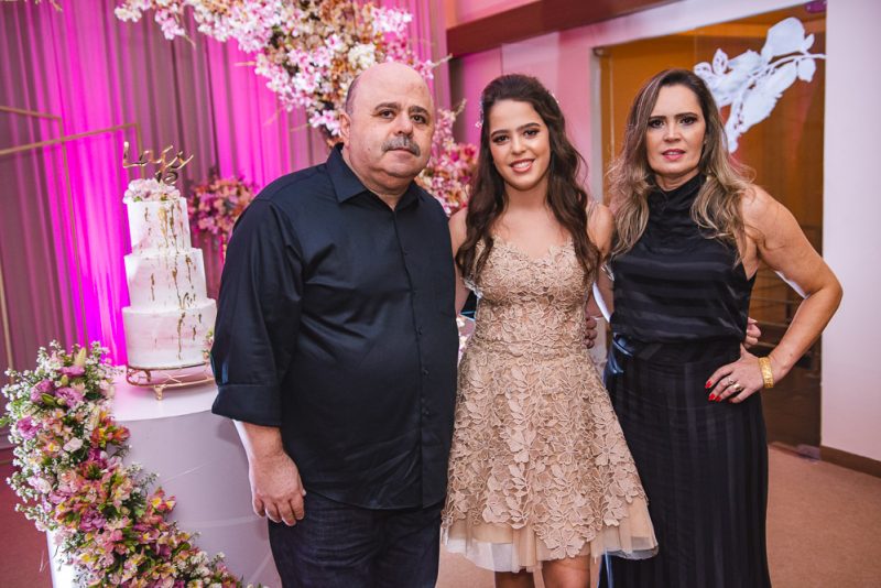 Debut - Ricardo e Adriana Cabral celebram os 15 anos da herdeira Laís