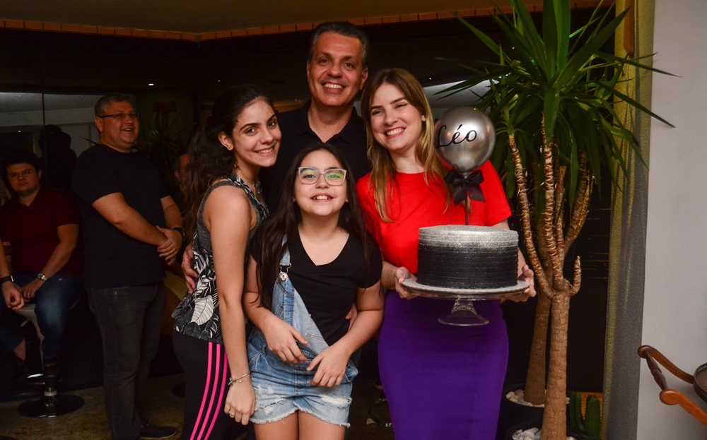 Leonardo Dall’Olio celebra a nova idade com festa intimista em seu elegante endereço