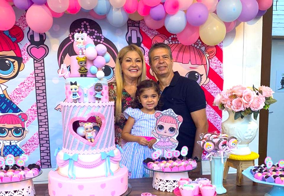 Stelinha Frota festeja a nova idade da neta, Laura, durante o fim de semana