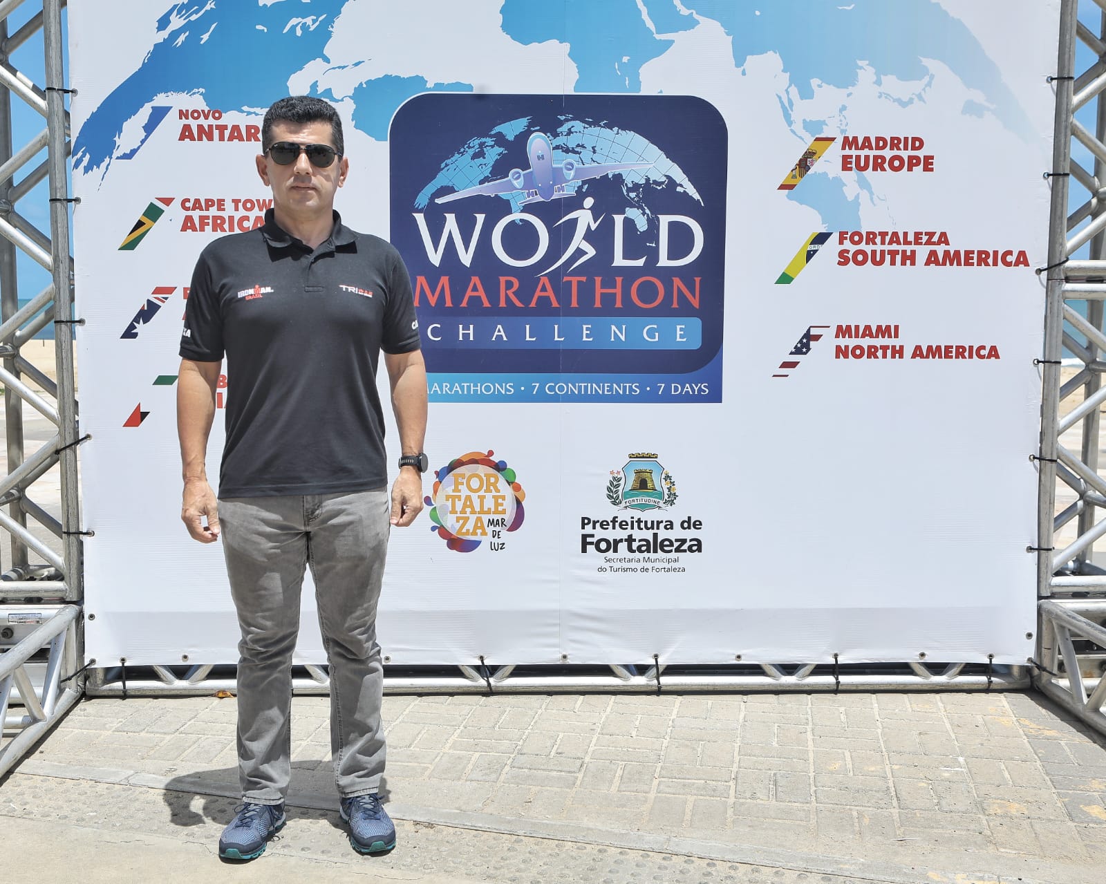 Erick Vasconcelos recebe os competidores na passagem do World Marathon Challenge em Fortaleza