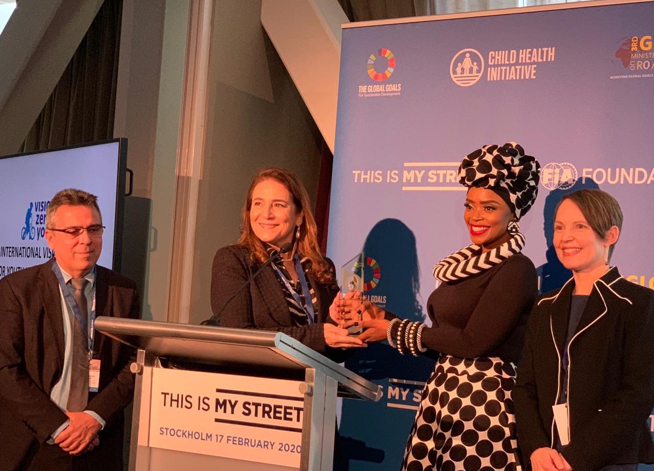 Representando a Prefeitura de Fortaleza, Patrícia Macêdo recebe prêmio na Suécia