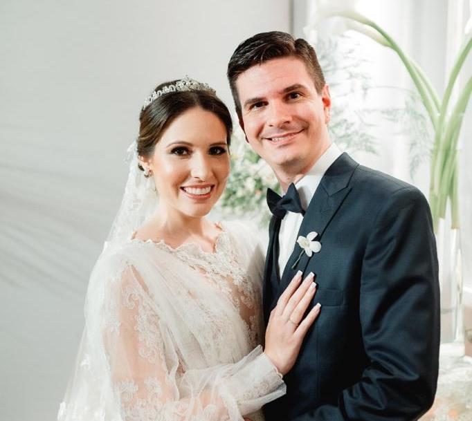 Júlia Andrade e Rafael Saldanha trocam as alianças na Igreja do Seminário da Prainha