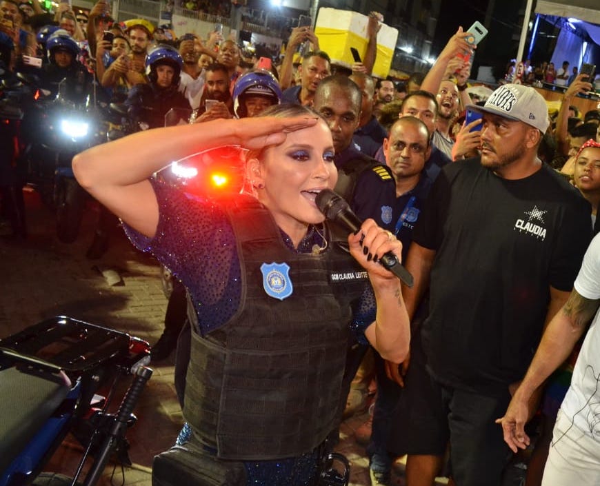 Cláudia Leite faz homenagem à Guarda Municipal durante a abertura do Carnaval de Salvador