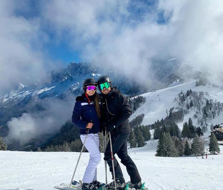 Rodrigo Machado e Nicole Brookes curtem a temporada de Carnaval em Chamonix