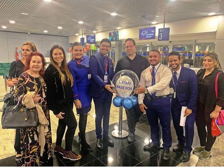 Edson Ventura ganha sessão parabéns ao embarcar no Aeroporto de Fortaleza