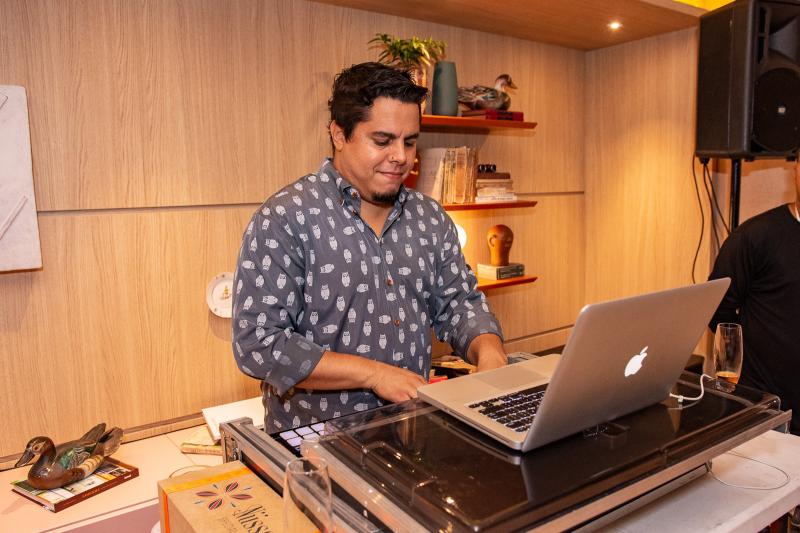 Deejay Moor assina playlists com temas relacionados à positividade para a Alessandro Belchior Imóveis