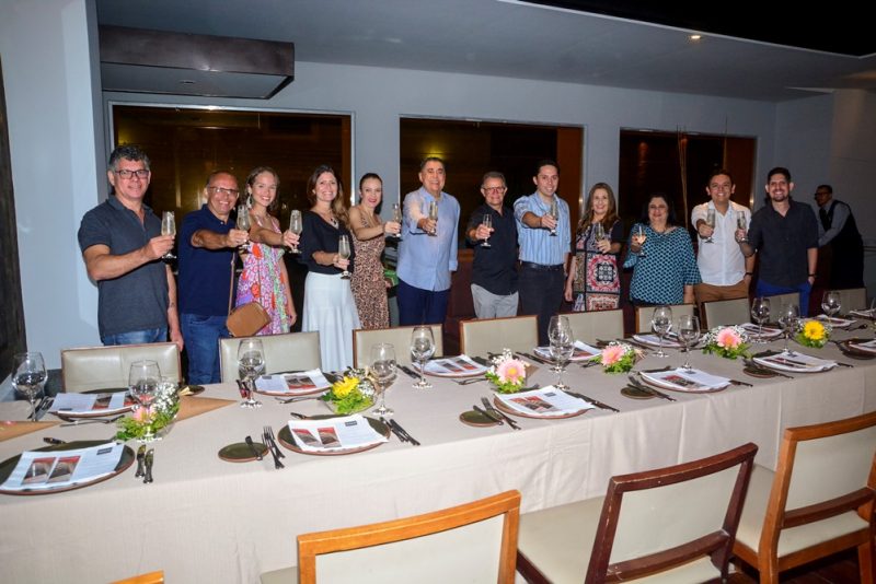 Meeting - Adroaldo Carneiro pilota sessão parabéns com arquitetos no L’Ô Restaurante