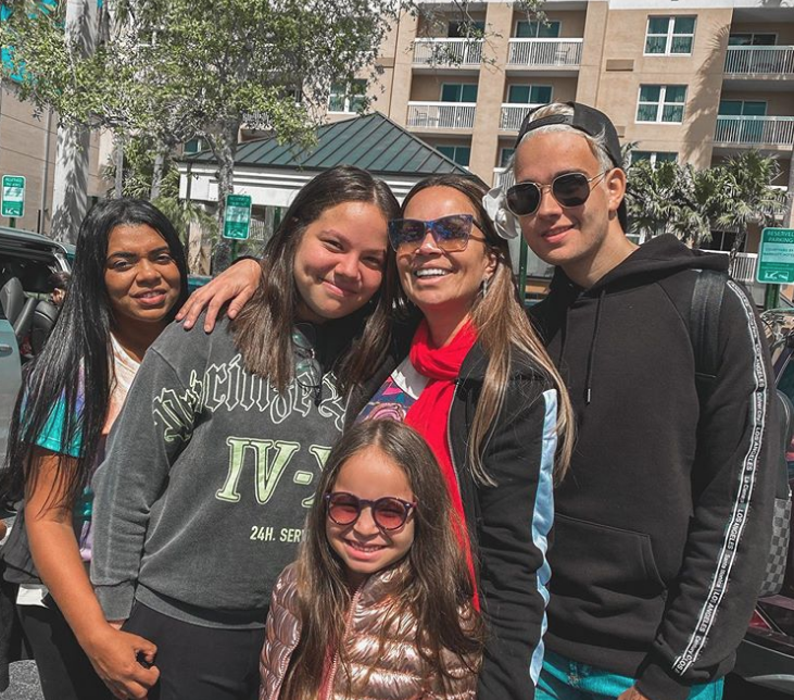 Após a temporada de Carnaval, Solange Almeida curte dias de descanso e lazer em Orlando