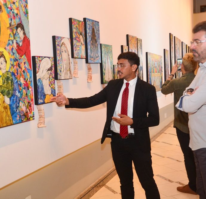 Exposição Sustenta Fé Por Adriano Paz 
