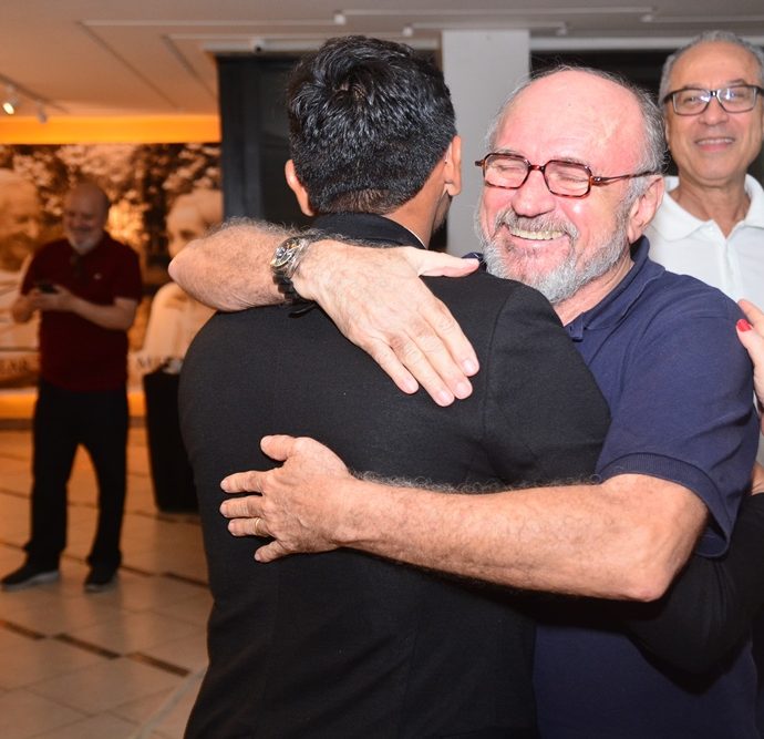 Exposição Sustenta Fé Por Adriano Paz 