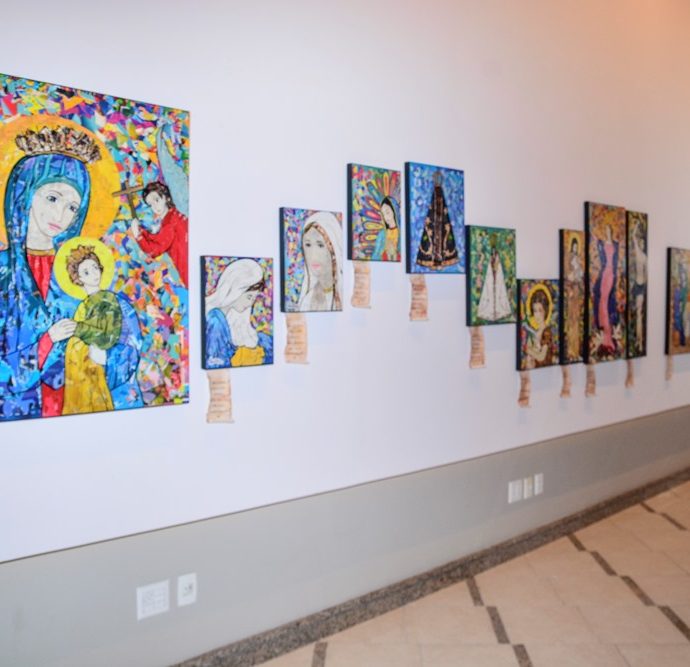 Exposição Sustenta Fé Por Adriano Paz 