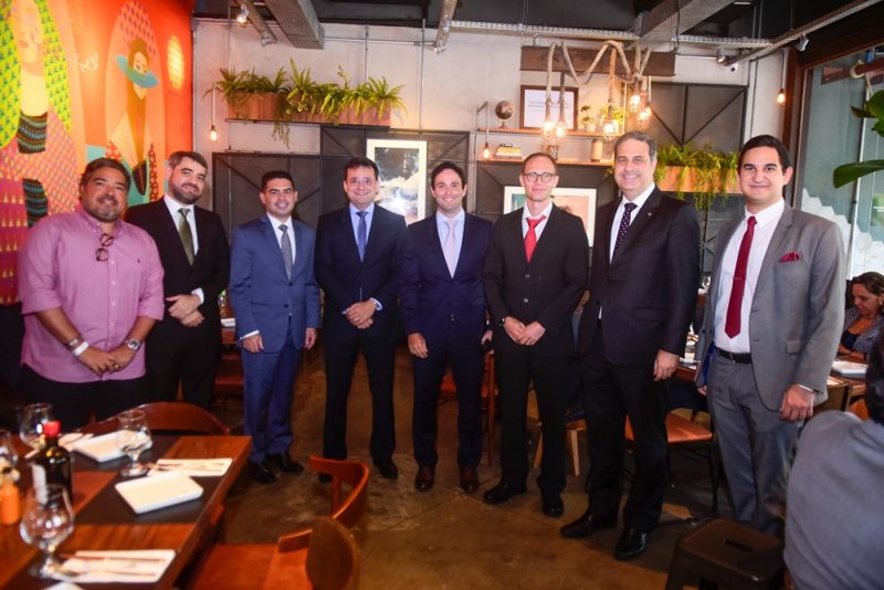 Meeting - Tiago Asfor Rocha Lima reúne o mundo jurídico local em torno de Matthew Dyson