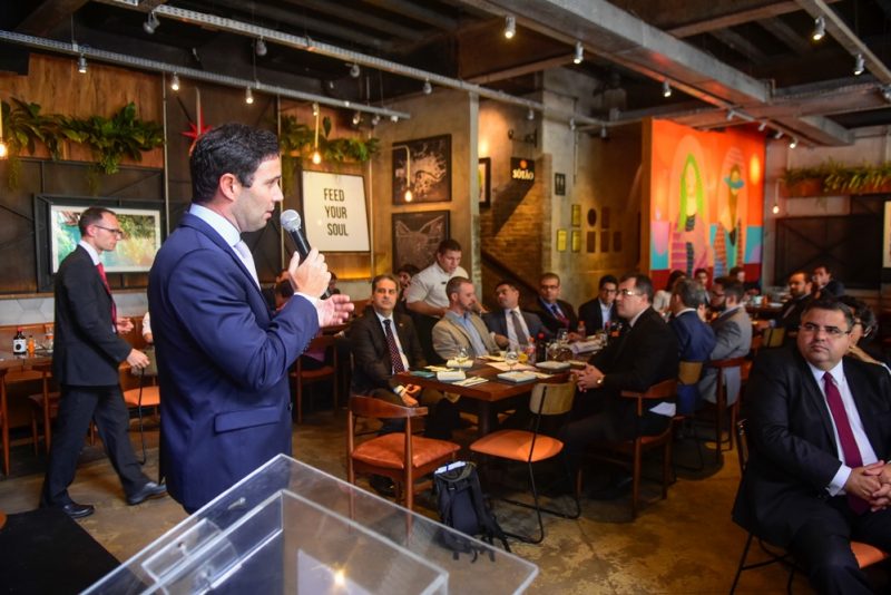 Meeting - Tiago Asfor Rocha Lima reúne o mundo jurídico local em torno de Matthew Dyson