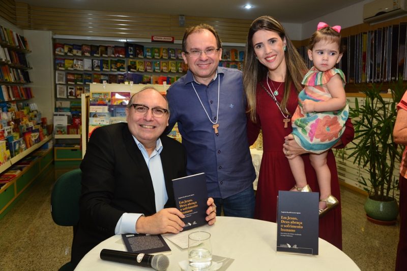 Sessão de autógrafos - Pe. Eugênio Pacelli pilota o lançamento do livro “Em Jesus, Deus abraça o sofrimento humano”