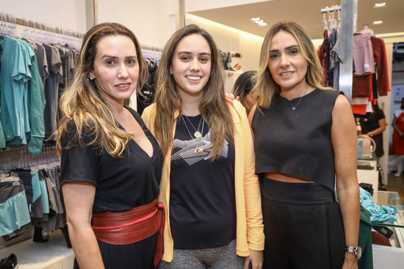 Vendedoras por um dia - Sandra e Manuela Rolim recebem um time seleto no lançamento da nova coleção da Track & Field