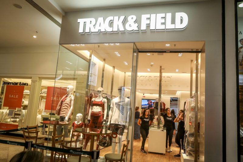 Vendedoras por um dia - Sandra e Manuela Rolim recebem um time seleto no lançamento da nova coleção da Track & Field