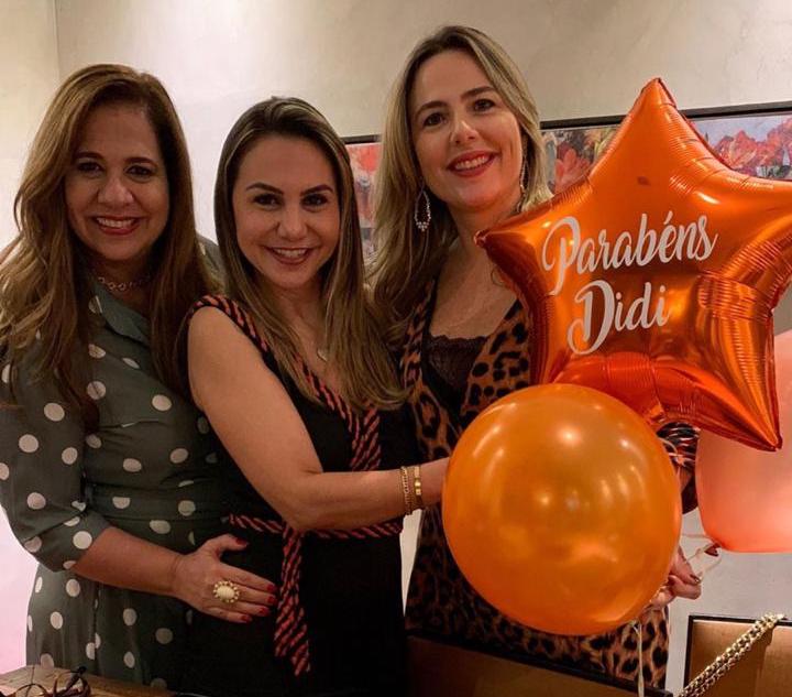 Dona de um astral que contagia, Adriana Queiroz ganha três festas de aniversário surpresa