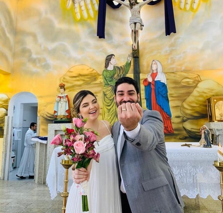 Maria Cláudia Studart e Tiago Dantas dispensam os convidados e se casam em cerimônia intimista