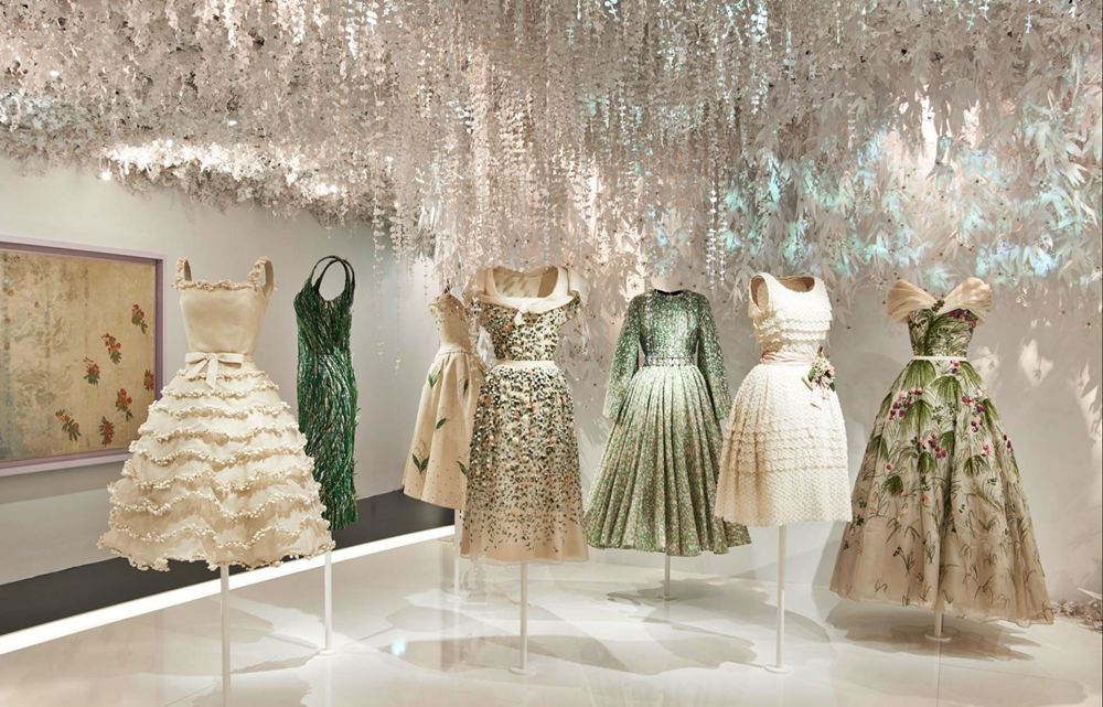 Exposição histórica da Dior ganha documentário online disponível gratuitamente