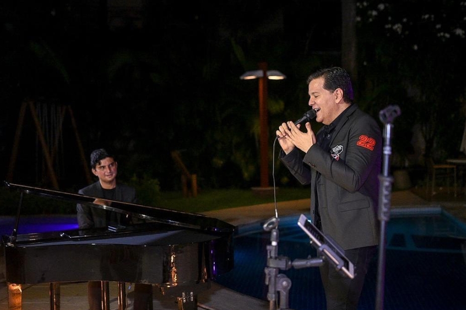 Gustavo Serpa e Paulo Rodrigo cantam e encantam em show surpresa para Lívia Ary