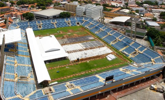 Roberto Cláudio fiscaliza obras do hospital de campanha em construção dentro do Estádio Presidente Vargas