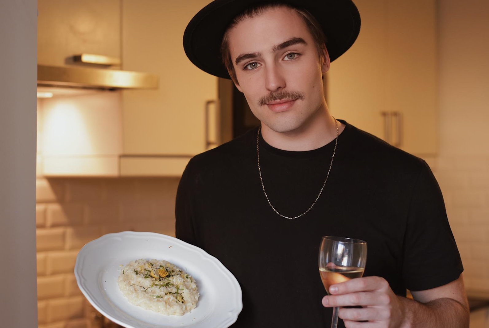 Arthur Schmidt estreia no Youtube com canal de culinária para o público masculino