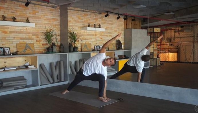 Campanha “Iguatemi em Casa” promove aula de yoga online com Caio Nibon