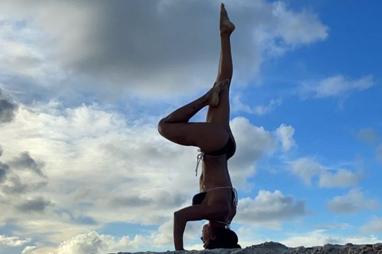 Em tempos de isolamento, Synara Leal usa a yoga para se conectar com a natureza