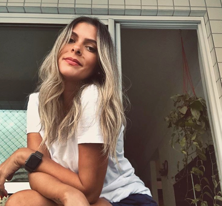 Influencer Mila Costa lança canal no YouTube