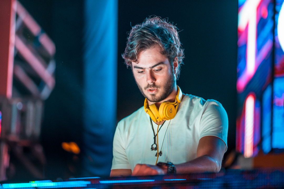 Deejay Antônio Oliva entrega uma playlist especial para levantar o astral em casa