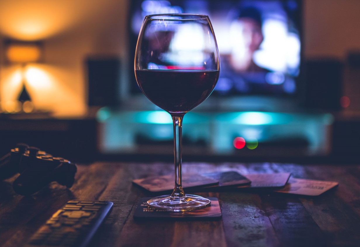 Confira três filmes para assistir acompanhados de uma boa taça de vinho
