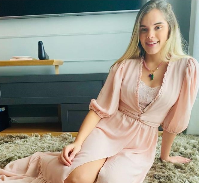 Nicolle Vichnevski entrega as dicas de skincare no Instagram da Interni