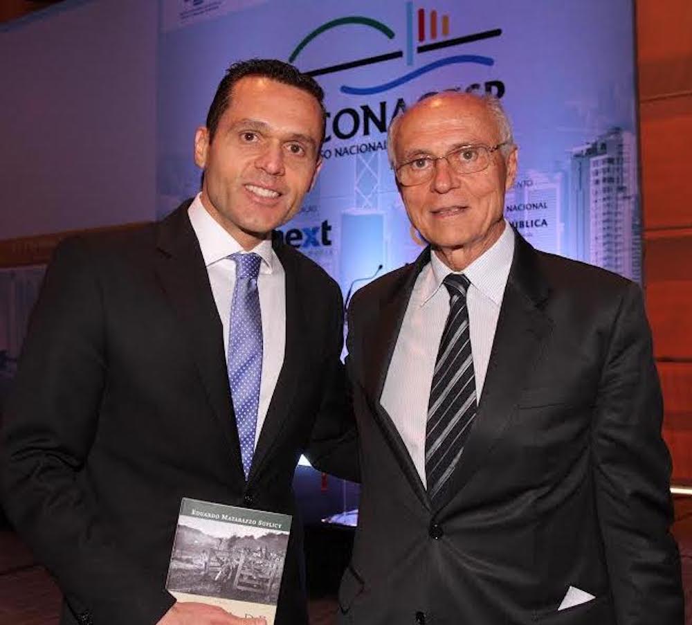 2012 Com O Senador Eduardo Suplicy, Em Brasília, Ocasião Em Que O Senador Presenteou Com Seu Livro