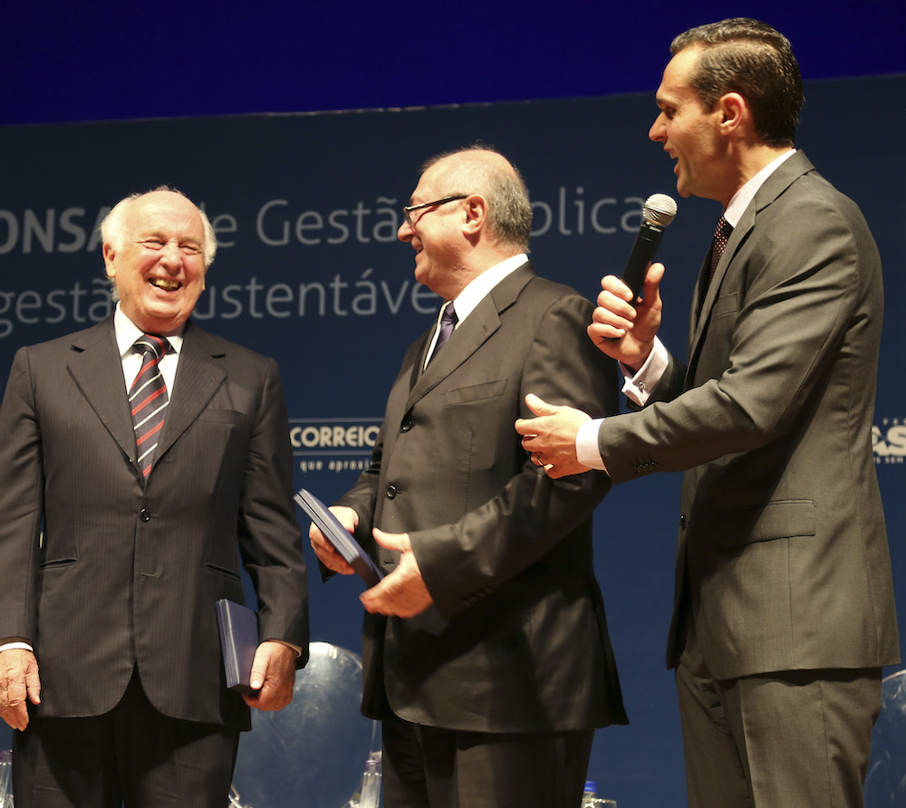 2012 Com Os Ministros Bresser Pereiro E Paulo Bernardo, Em Premiação Em Brasilia Df