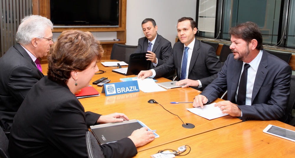 2013 Com O Então Governador Cid Gomes E A Então Representante Do Banco Mundial No Brasil Debbie Wetzel, Em Reunião Na Sede Do Banco Em Brasília