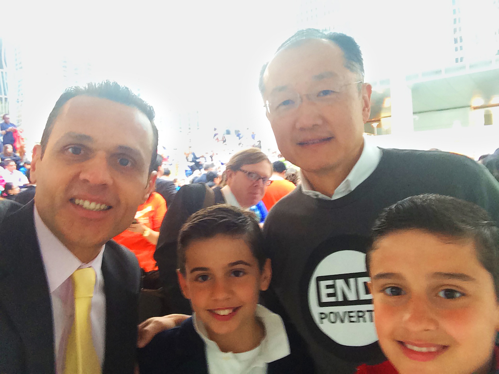 2015 Com O Presidente Do Banco Mundial Jim Yong Kim, E Os Filhos Iago E Caique, Na Sede Do Banco Mundial Em Washington Dc, Por Ocasião Do Take Our Children To Work Day
