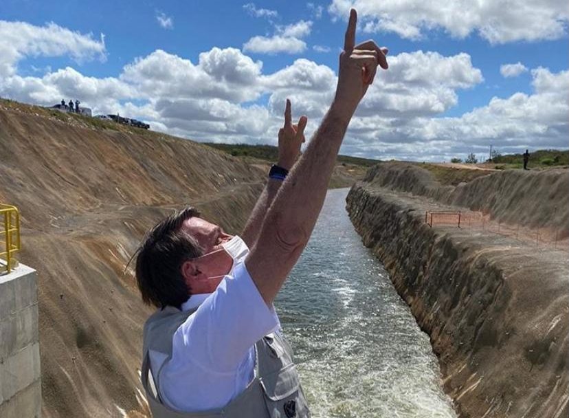 Bolsonaro inaugura obras da transposição do Rio São Francisco no Ceará. Camilo não participa do ato