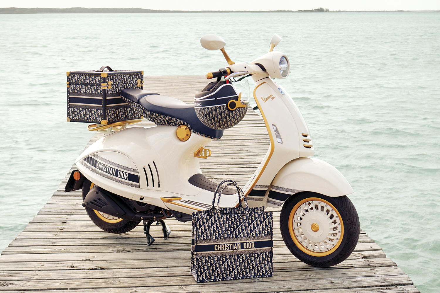 Dior e Vespa se unem em collab exclusiva. Vem ver!