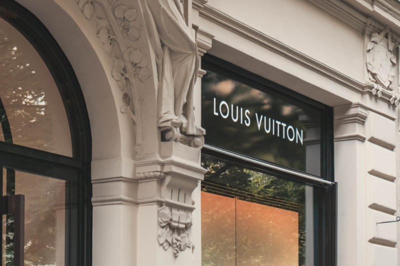 Louis Vuitton registra rede blockchain para e-commerce no Brasil
