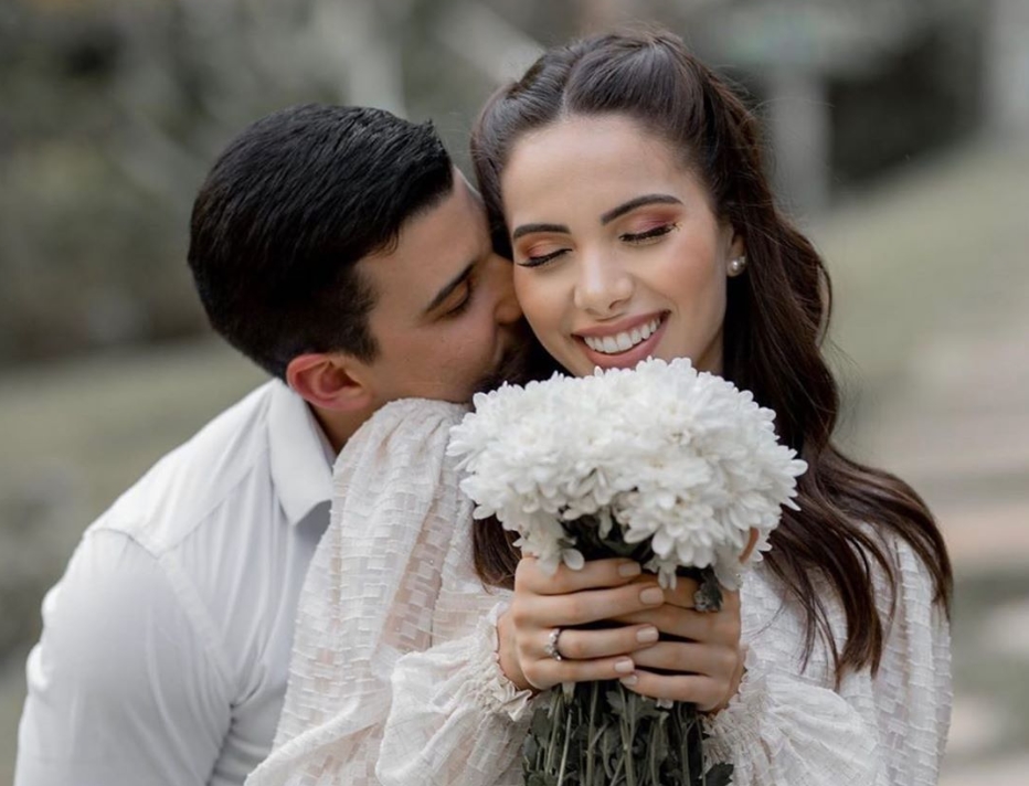 Nicole Vasconcelos e Pedro Paulo Carapeba bridam seus dois anos de casados