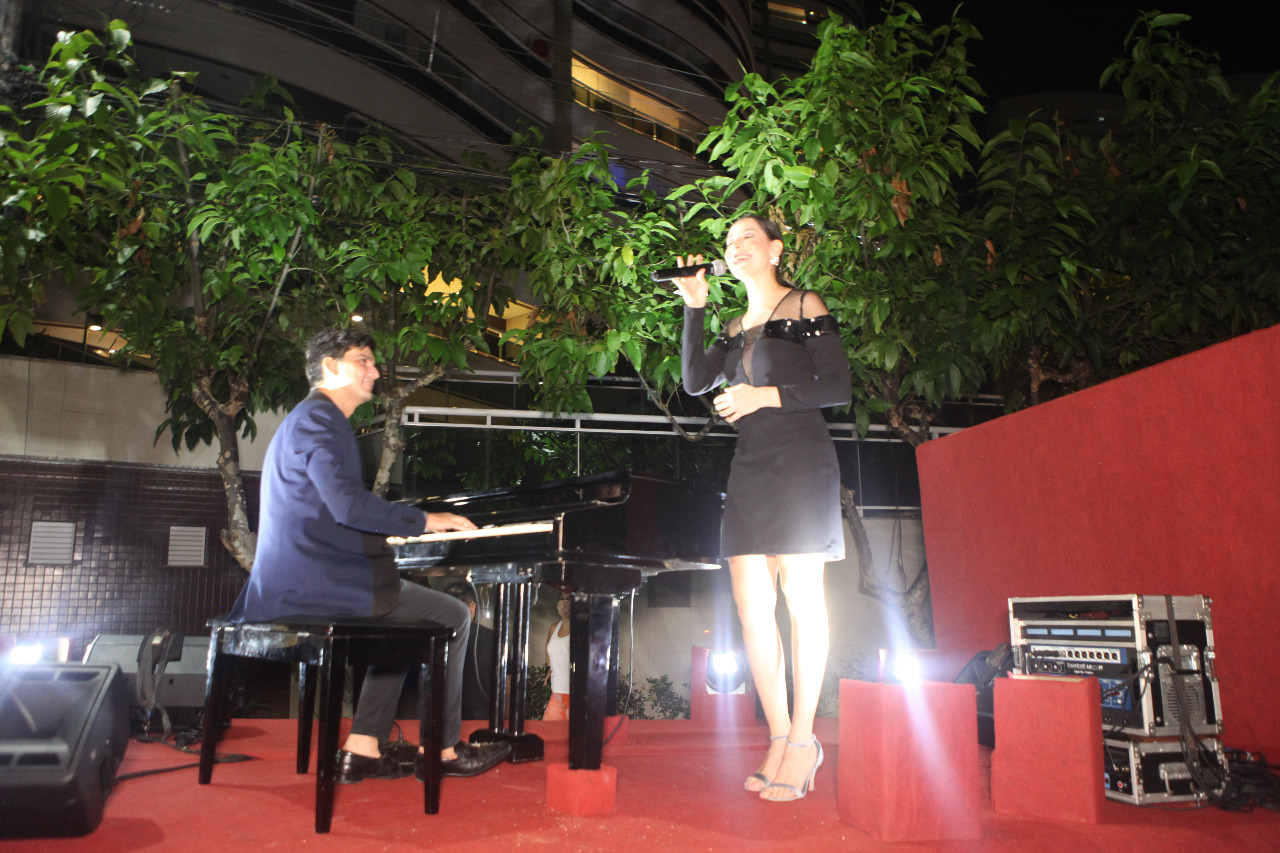 Paulo Rodrigo e Ludmila Amaral fazem show para clientes do L´Ô Restaurante no Dia dos Namorados