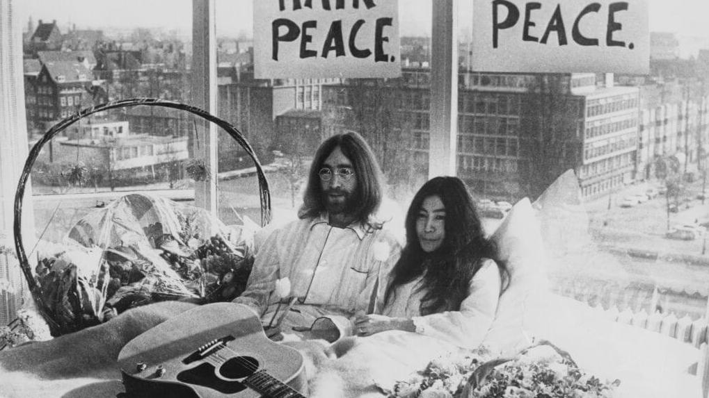 Em tour virtual, Galeria em São Paulo exibe fotos inéditas de John Lennon e Yoko Ono