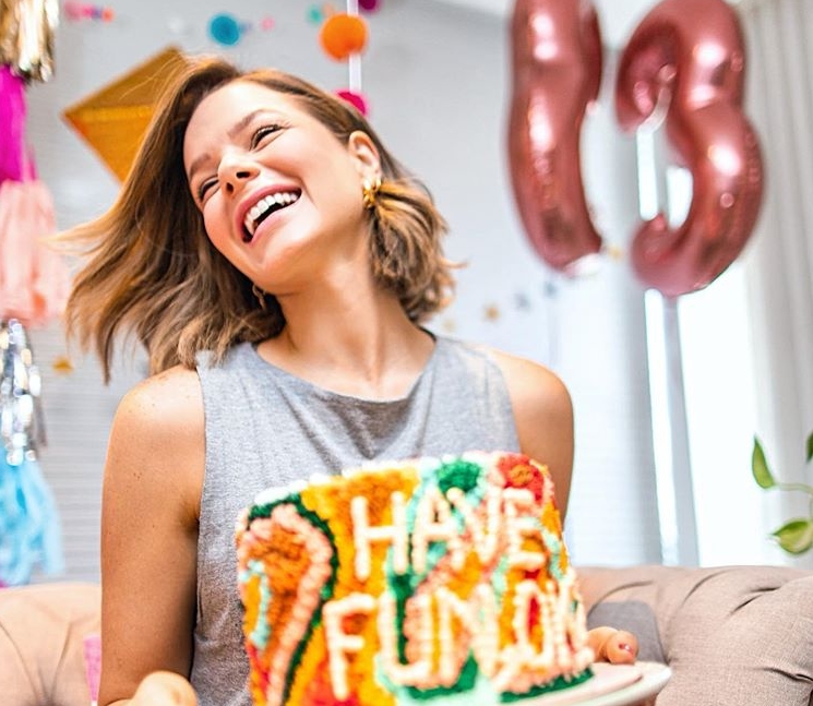 Paulinha Sampaio troca de idade com comemoração intimista em casa