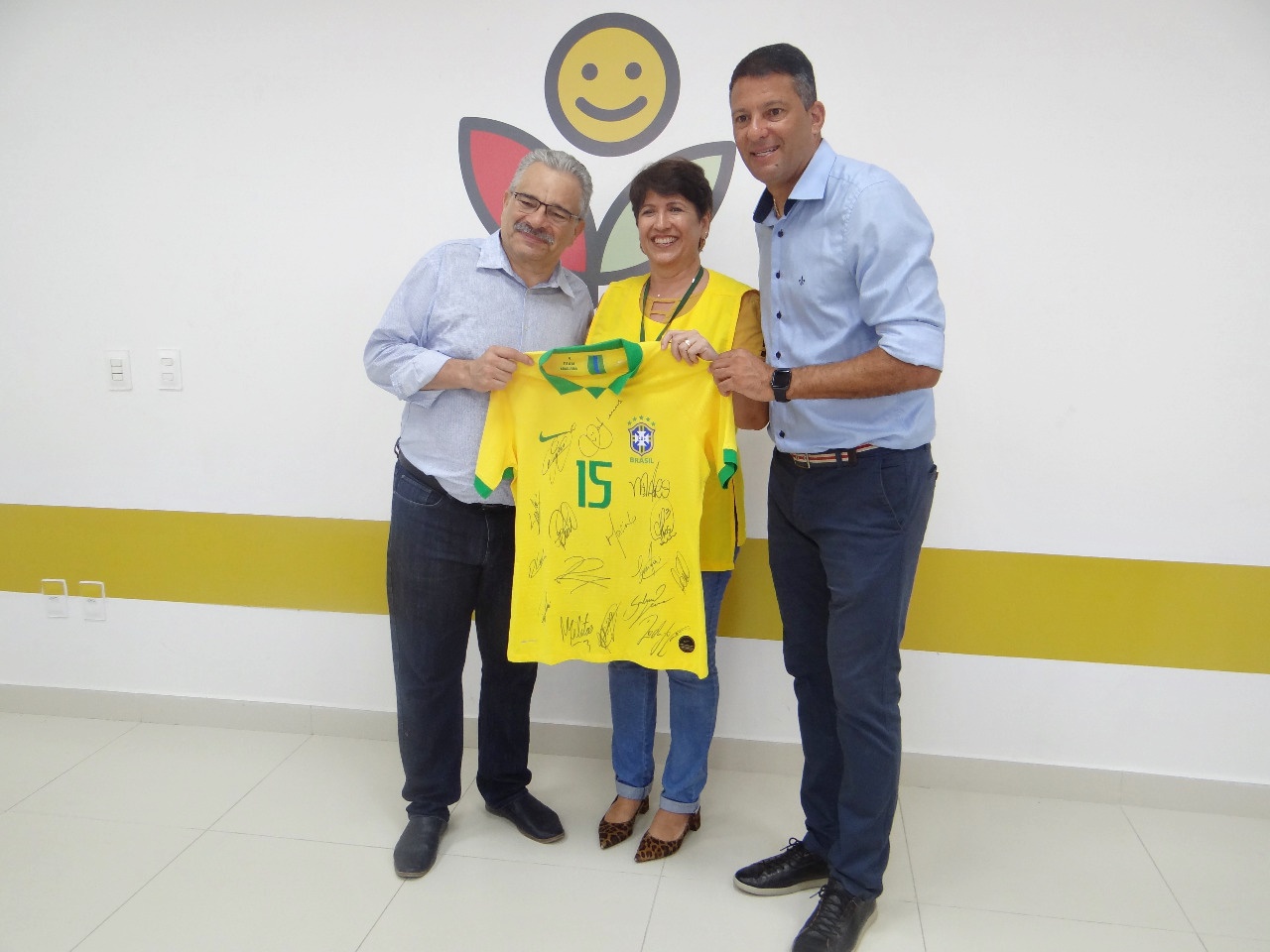 Associação Peter Pan realiza leilão de camisa autografada pela Seleção Brasileira